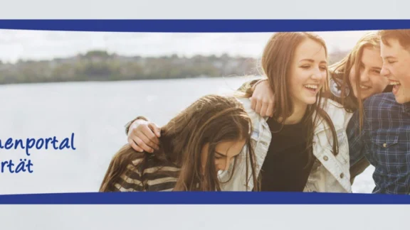 Fünf Jugendliche stehen vor einem See und lachen gemeinsam. In der linken Ecke steht "always - Themenportal Pubertät". Link zum Projekt "Themenportal Pubertät".