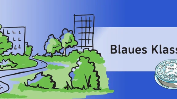 Vor blauem Hintergrund ist eine Zeichnung von einem Park mit einer Stadt im Hintergrund. In einem grauen Kasten steht "Blaues Klassenzimmer". Darunter ist ein hellblau gezeichneter Kompass zu sehen. Link zum Projekt "Blaues Klassenzimmer".