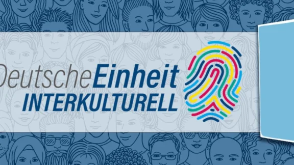 Auf blauem Hintergrund sind viele gezeichnete Gesichter zu sehen. Auf einem weißen Banner steht: Quiz, Deutsche Einheit interkulturell. Daneben ist ein bunter Fingerabdruck zu sehen. Rechts ist ein Thumbnail für ein YouTube-Video zum Tag der Deutschen Einheit zu sehen. Link zum Projekt "Deutsche Einheit Interkulturell".
