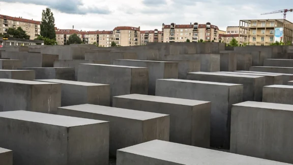 Foto vom Holocaust-Denkmal in Berlin; Link zum Projekt "Extremismusprävention und interkulturelles Lernen".