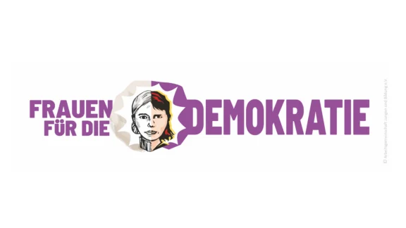Schrift: Frauen für die Demokratie. Ein gezeichneter Frauenkopf, halb schwarz/weiß, halb farbig