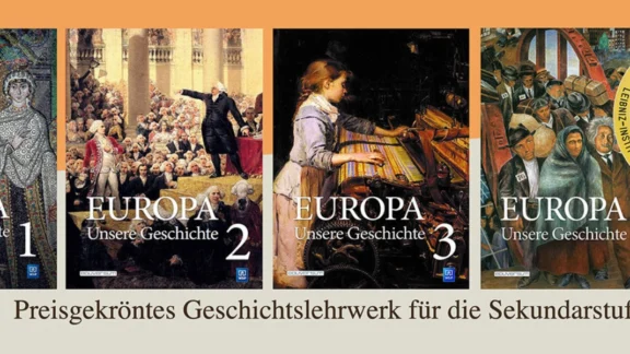 Vor einem orange-gräulichen Hintergrund sind vier Bücher präsentiert zum Thema "Europa - unsere Geschichte". Dabei ist ein Siegel für die Auszeichnung "Schulbuch des Jahres 2021". Link zum Projekt "Europa – Unsere Geschichte".