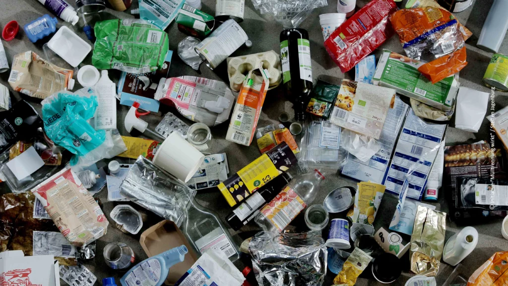 Viele Haushaltsmüllverpackungen auf einem Haufen