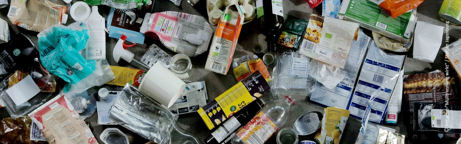 Viele Haushaltsmüllverpackungen auf einem Haufen