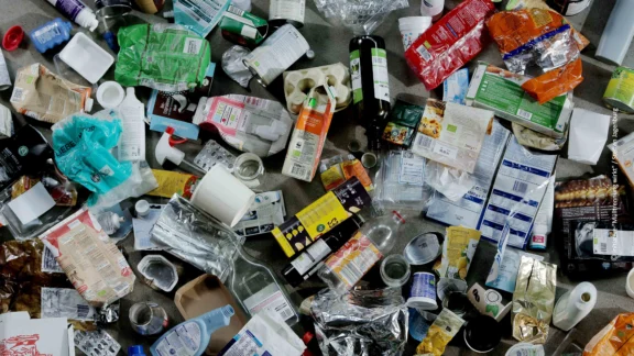 Viele Haushaltsmüllverpackungen auf einem Haufen