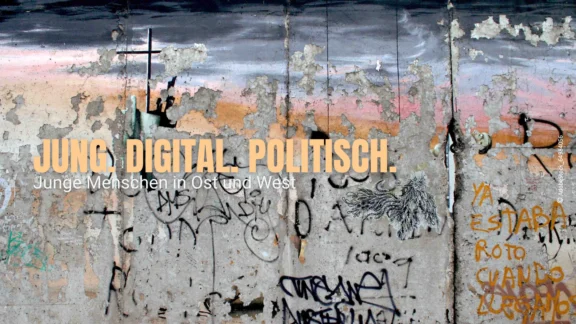 Teil der Berliner Mauer. Text darüber: Jung.Digital. Politisch. Junge Menschen in Ost und West