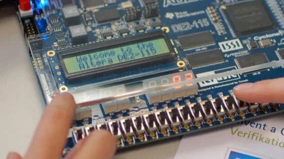 Hände an einer Platine; Link zum Projekt "Mikroelektronik im Unterricht".