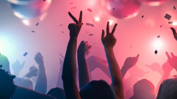 Tanzende junge Menschen in einem Club. Link zum Projekt "Null Alkohol - Voll Power".