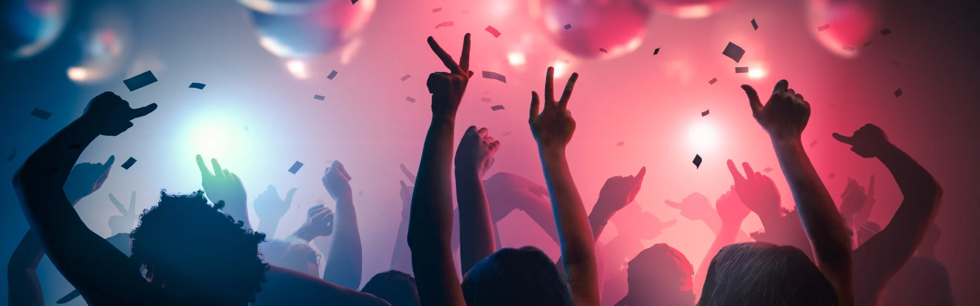 Tanzende junge Menschen in einem Club. Link zum Projekt 