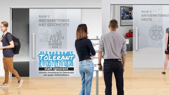 Vier Menschen laufen durch einen Raum. Auf verschiedenen Türen stehen Schriftzüge zum Thema "Jüdisches Leben in Hessen". Link zum Projekt Tolerant statt ignorant.