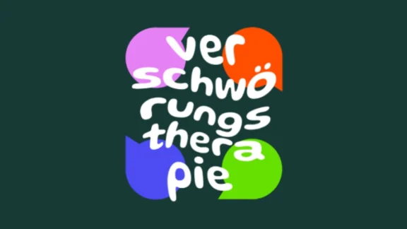 Logo: Auf einem dunkelgrünem Hintergrund sind vier Sprechblasen in pink, orange, blau und grün. Davor ist die Schrift "Verschwörungstherapie" zu sehen. Link zum Projekt Verschwörungstherapie.