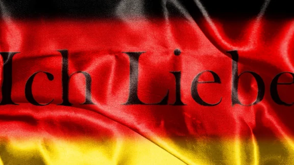 Flagge von Deutschland mit der Aufschrift "ich Liebe". Link zum Projekt "Wir in Ost und West".