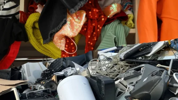 Textilien und Elektroschrott liegen in großen Haufen aufeinander. Link zum Projekt "Zero Waste an Schulen".